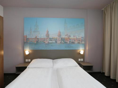 柏林B&B Hotel Berlin City-Ost的一间卧室配有一张壁画床