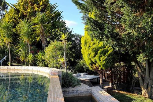 圣特奥托纽艾丽娅韦利亚坎普&塞罗小吃乡村民宿的花园设有游泳池、长凳和树木