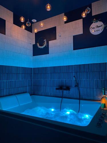 Cosy Appart’ & spa - Appartement privatif - baignoire balnéothérapie的浴室配有带灯的浴缸。