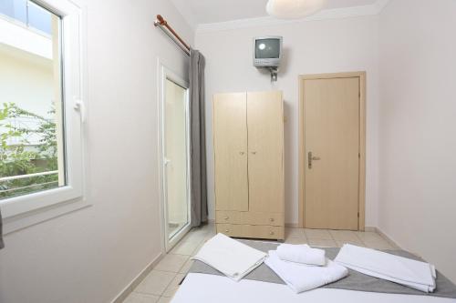 佩科霍里Ice Hot Rooms Pefkochori的一间房间,设有门和两个枕头