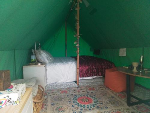 卡纳芬Mountain View的一间帐篷内带天蓬床的卧室