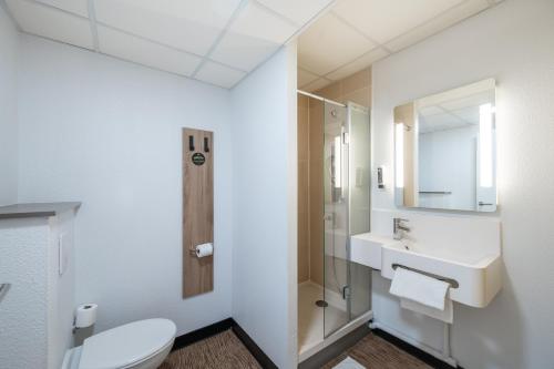 阿斯克新城B&B HOTEL Lille Grand Stade的浴室配有卫生间、盥洗盆和淋浴。