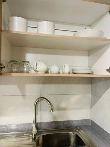 哈博罗内Motswedi 1 bedroom apartment B9的厨房柜台设有水槽和餐具架