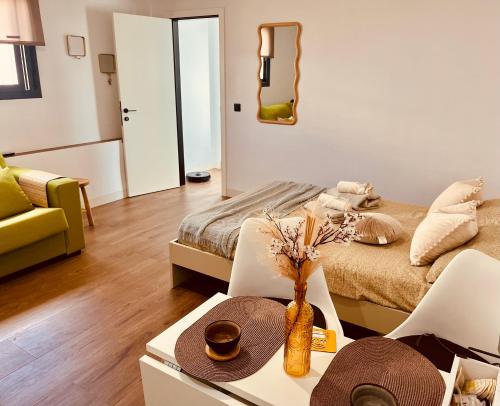圣玛丽亚港Loft céntrico con gran terraza的客厅配有一张床和一张桌子及四柱床