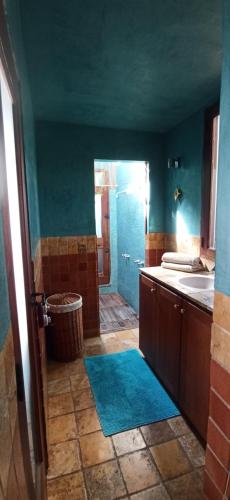 Arafocasa bioclimática的浴室配有盥洗盆、卫生间和浴缸。