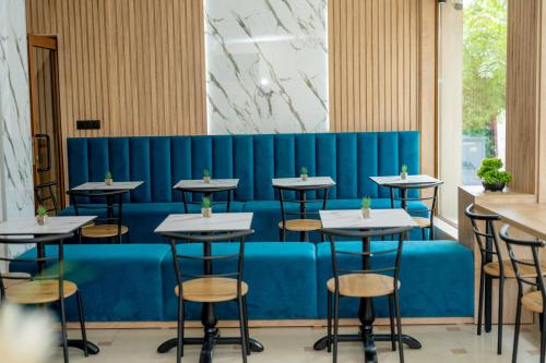 大特尔诺沃幸运酒店的餐厅的一排桌子,有蓝色的长凳