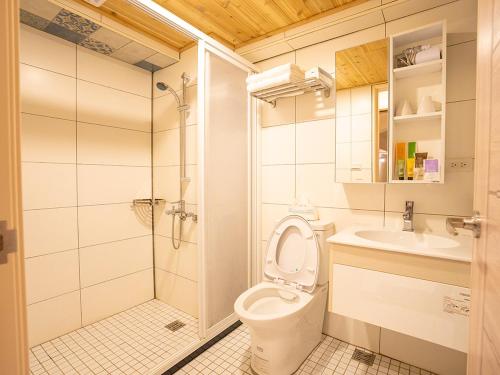 北竿芹壁休闲渡假村的浴室配有卫生间、淋浴和盥洗盆。