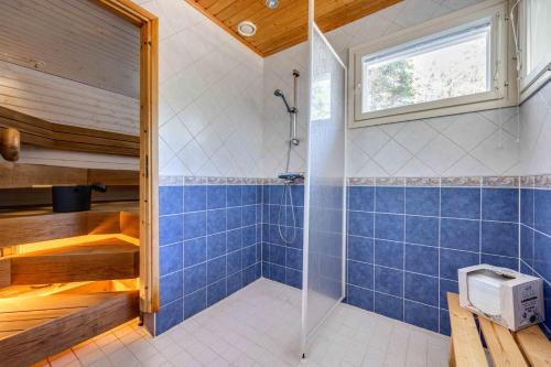 卡拉约基Holiday Cabin Mäntyhovi的浴室设有蓝色瓷砖淋浴。
