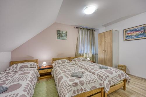 代尔尼采桑塔客房住宿加早餐旅馆的卧室设有两张单人床,