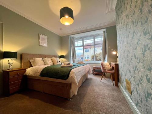 诺丁汉Designer, 2-5 Beds, SmartTV, Uni, Tram, M250 Fibre的一间卧室设有一张床和一个窗口