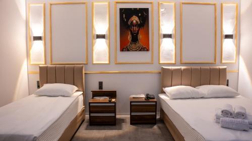 ÇekirgeGlobal Termal Hotel的两张睡床彼此相邻,位于一个房间里