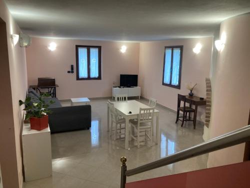 Borgo TossignanoCa’ Vanello的客厅配有沙发和桌子