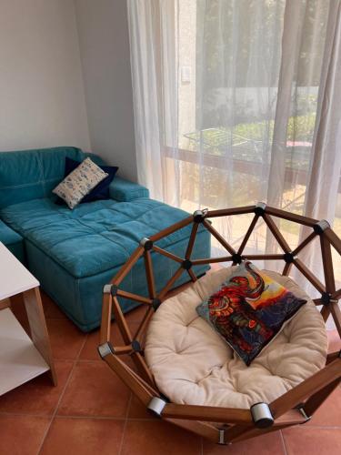 洛泽内茨Villa Oasis етаж1的带沙发的客厅内的狗床