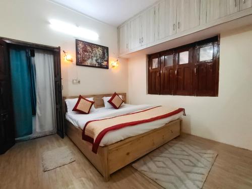 奈尼塔尔Nature's Vibe Homestay - Nainital - Kainchi Dham的卧室配有一张床