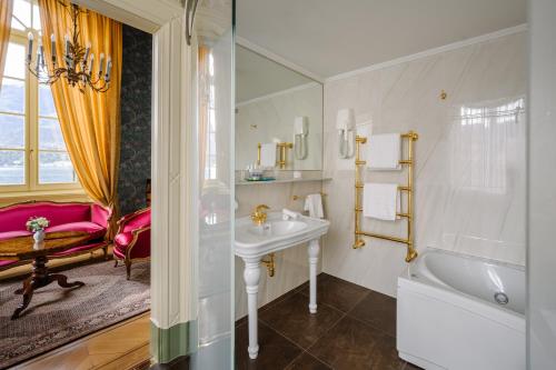 贝拉吉奥Grand Hotel Villa Serbelloni - A Legendary Hotel的带浴缸、水槽和浴缸的浴室