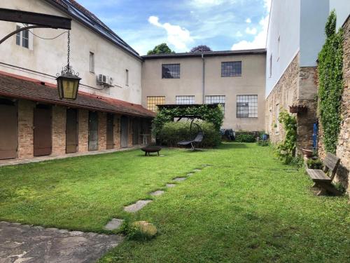 弗龙莱腾Casa di Giovanni - Österreich的一座带草地庭院的古老建筑的庭院