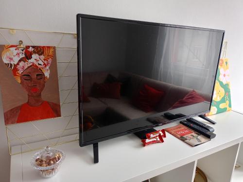 弗拉查尔（历史区）Clockwork orange apartment的一张大屏幕平面电视,坐在桌子上
