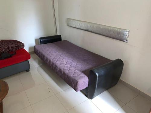 RufisqueParadialaw的一张小床,位于带紫色床垫的房间里