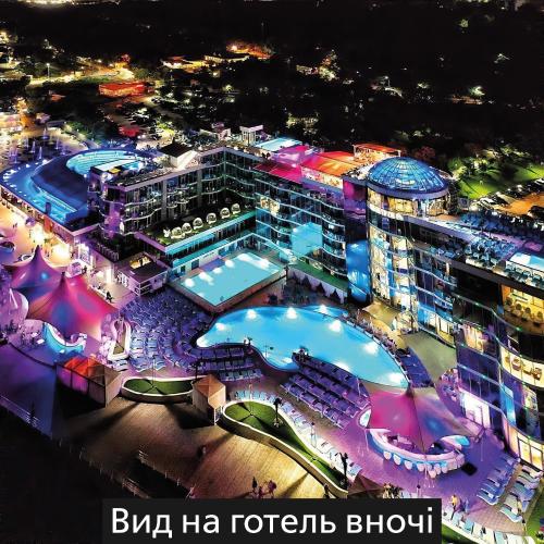 敖德萨NEMO Hotel Resort & SPA的享有酒店空中景色,晚上设有游泳池