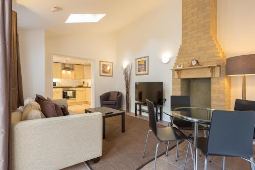 剑桥剑桥水屋公寓的客厅配有沙发和桌子