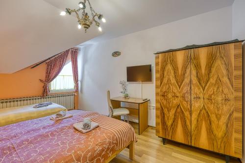 代尔尼采桑塔客房住宿加早餐旅馆的一间卧室配有一张床、一张桌子和一张桌子