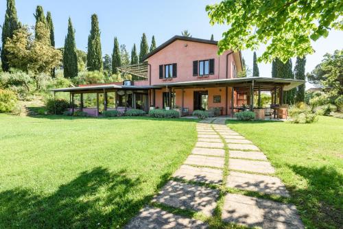 StradaVilla San Gimignano View的草场与路径的房屋