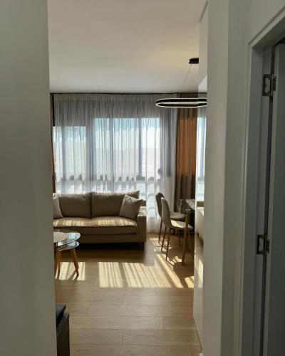 地拉那Apartament的客厅配有沙发和桌子