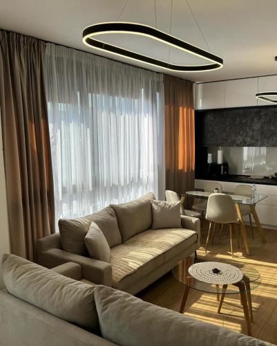 地拉那Apartament的客厅配有沙发和桌子