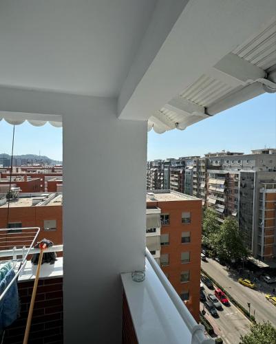 地拉那Apartament的从大楼的阳台上可欣赏到城市景观