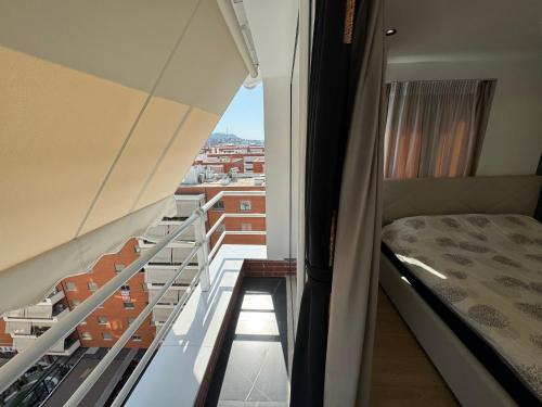地拉那Apartament的客房设有一张床和一个美景阳台