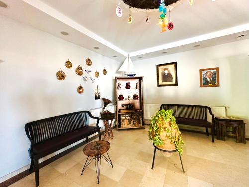 达特恰Villa Anfora的客厅设有2张长椅和桌子