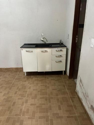 吉巴拉那Apt Rondônia rual show的一间带水槽的厨房和木地板