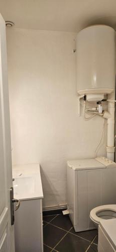 Portel-des-CorbièresStudio entre mer et garrigues的白色的浴室设有卫生间和水槽。