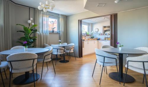 林雪平VICI HOTELS Linköping - Hotell Stångå的一间配备有蓝色桌椅的用餐室