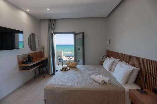 阿默达拉-伊拉克利翁Tropical Beach A的一间卧室设有一张床,享有海景
