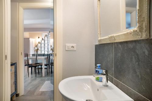 蒙多维Lori's Inn 2 Appartamenti Mondovì的一间带水槽和镜子的浴室