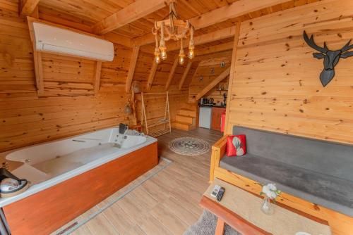 ArdeşenPera Bungalov的木墙客房的大浴缸