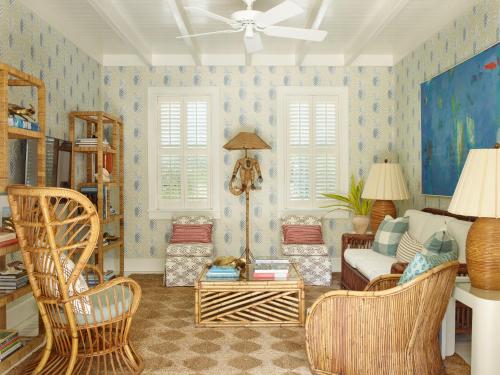哈勃岛Eleven Bahama House的带沙发和吊扇的客厅