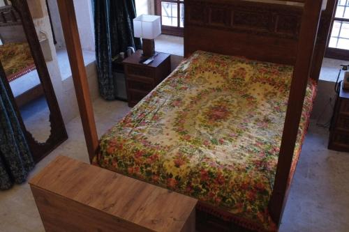 MidyatHercai Butik Otel的一间卧室配有一张床、一张桌子和一面镜子