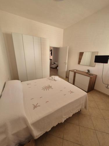 马尔萨拉LaCasaDiVito的卧室配有白色的床和桌子