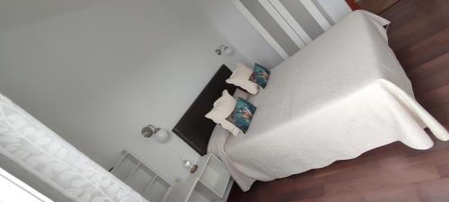 拉拉古纳Finca Rural La Casa Verde Shalom Tenerife的卧室配有白色的床和2个枕头
