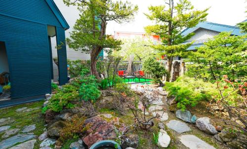 富良野furano ski rabi的房屋前的花园