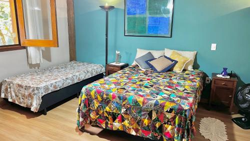 索科罗Suite de casa de campo的一间卧室配有一张带五颜六色被子的床