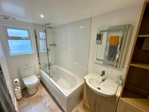 布莱尔高里Struan House的一间带水槽、浴缸和卫生间的浴室