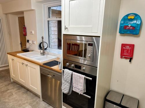 布莱尔高里Struan House的厨房配有水槽和微波炉