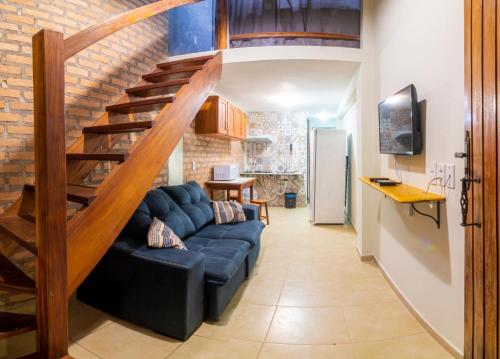 伦索伊斯Pousada Nativos Lençois的客厅设有蓝色的沙发和楼梯。