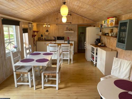 科斯塔Kosta Bed-Vandrarhem的厨房以及带桌椅的用餐室。