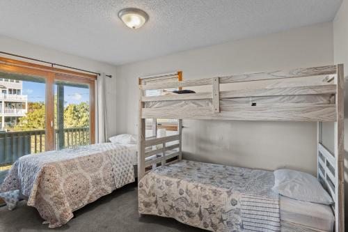 Salvo7214 - Bakin in the Sun by Resort Realty的带窗户的客房内的两张双层床