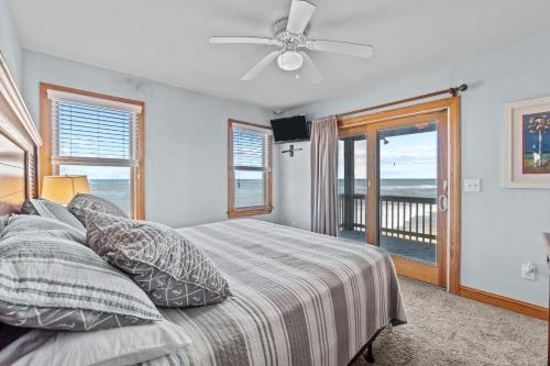 罗丹特7042 - Whistling Oyster by Resort Realty的一间卧室设有一张床,享有海景
