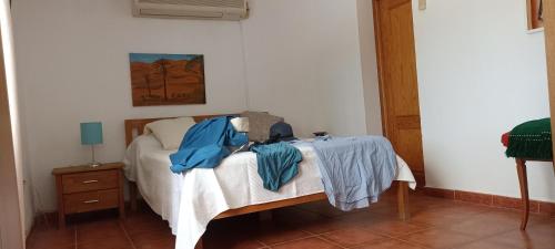 PechinaLos Roblecillos的一间卧室配有蓝色衣服的床